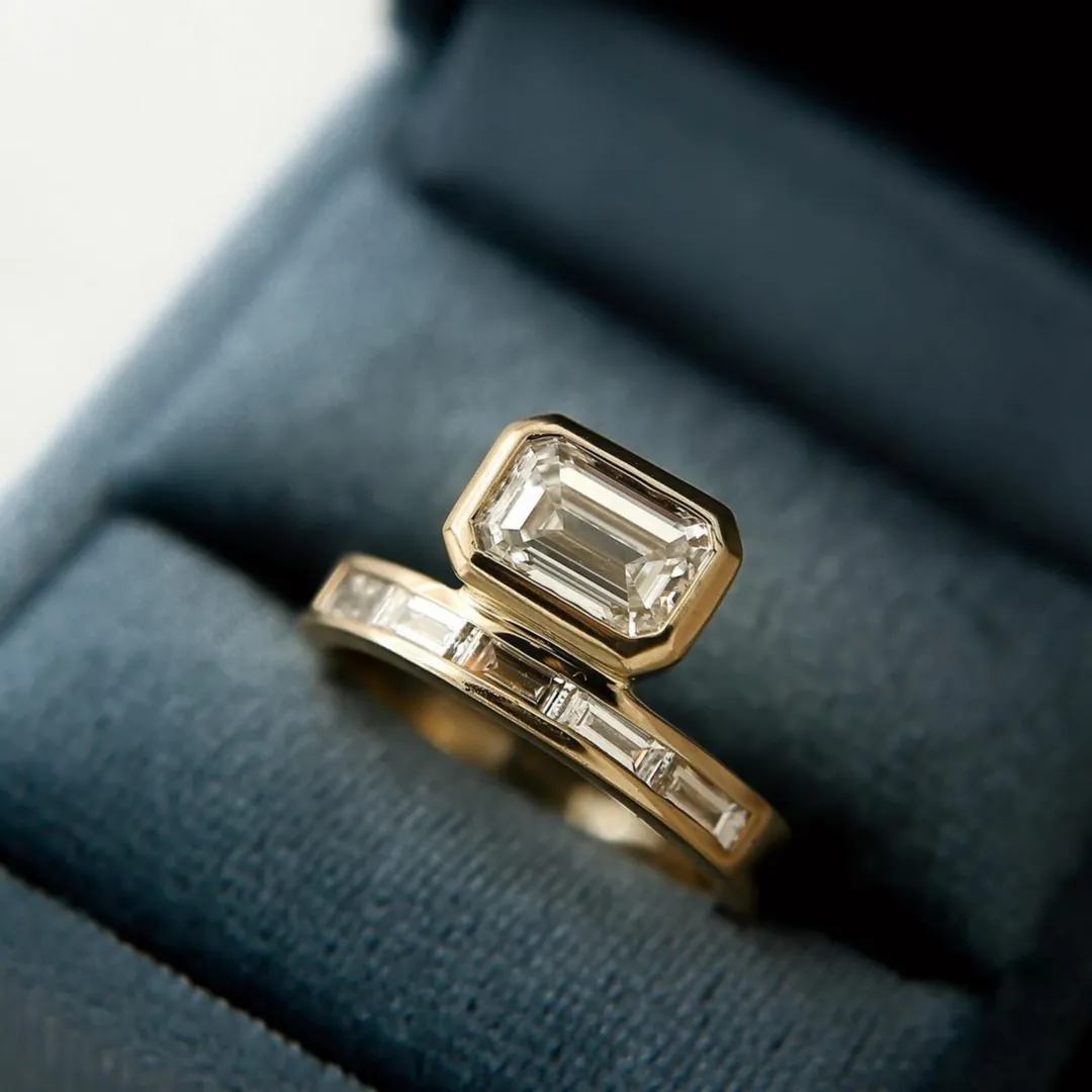 /public/photos/live/bezel set ring.webp